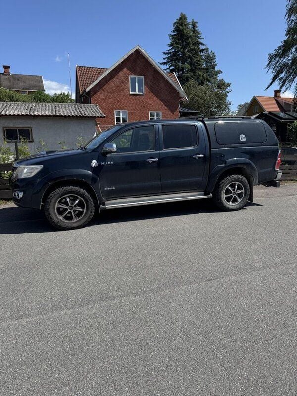 Svart Begagnad 2015 Toyota HiLux Pickup | 265 000 kr (Marknadspris) - Bild 1/4