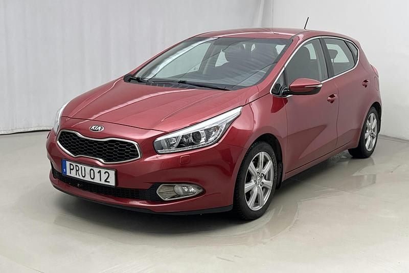 Röd Begagnad 2015 Kia Ceed Halvkombi | 89 800 kr (Marknadspris) - Bild 1/4