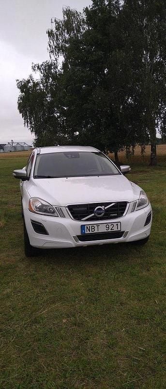 Vit Begagnad 2013 Volvo XC60 R-Design SUV | 98 000 kr (Superpris) - Bild 1/4