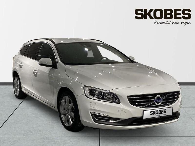 Vit Begagnad 2018 Volvo V60 Momentum Kombi | 214 000 kr (Superpris) - Bild 1/3