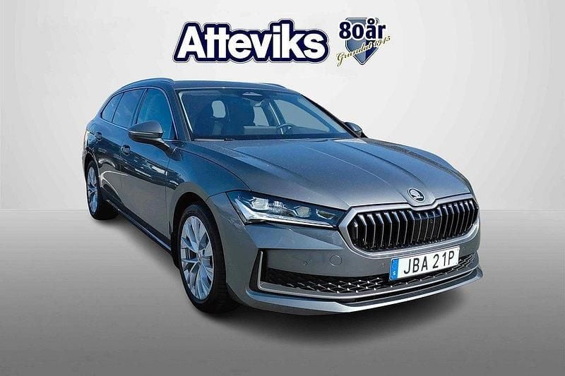 Grå Begagnad 2024 Skoda Superb Kombi | 429 900 kr (Lite dyr) - Bild 1/4