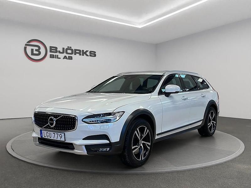 Vit Begagnad 2018 Volvo V90 CC Momentum Kombi | 258 500 kr (Marknadspris) - Bild 1/4