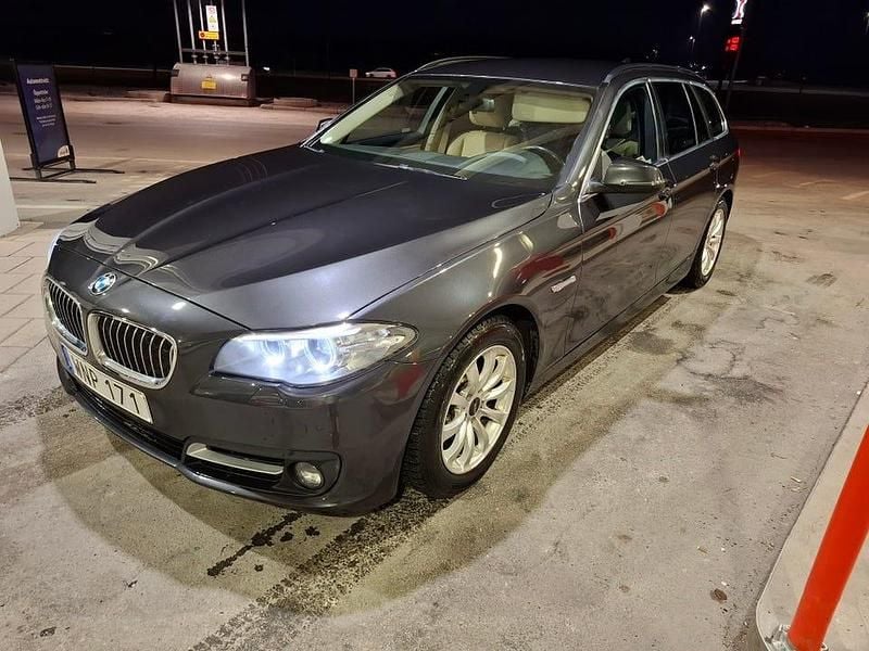 Mörk metallic grå Begagnad 2017 BMW 520 Kombi | 198 000 kr (Superpris) - Bild 1/4