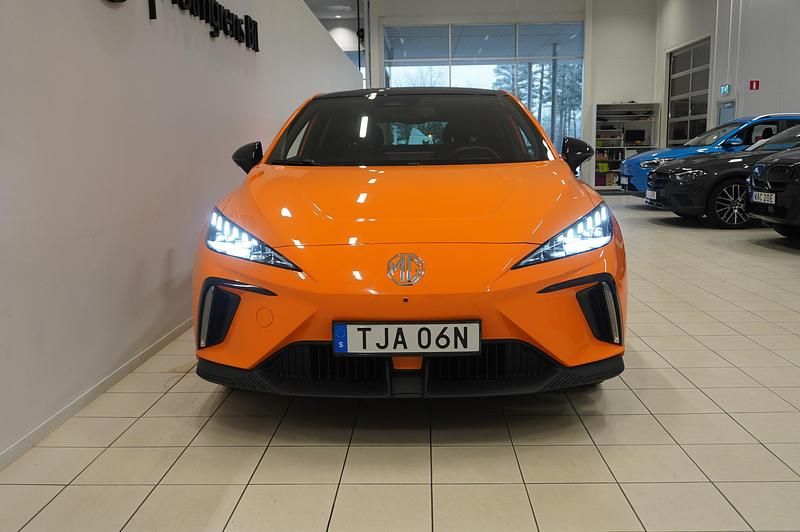Begagnad MG MG4 EV 150 kW (204 HK) 2022 Orange Halvkombi