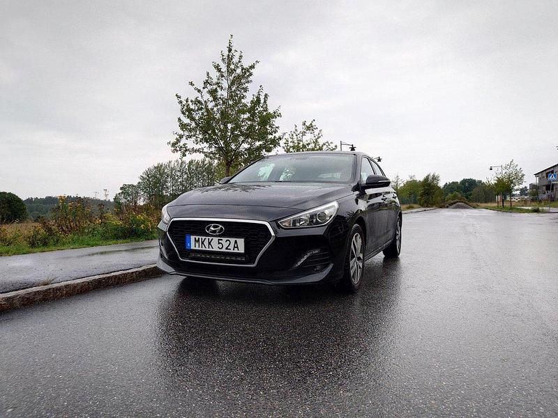 Svart Begagnad 2019 Hyundai i30 Halvkombi | 165 000 kr (Marknadspris) - Bild 1/4