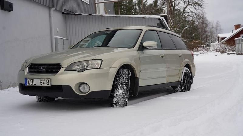 Ljust champagne metallic Begagnad 2006 Subaru Outback Kombi | 24 500 kr (Marknadspris) - Bild 1/3