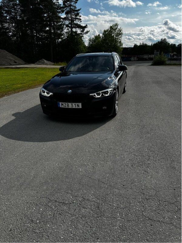 Svart Begagnad 2019 BMW 320 M Sport Kombi | 190 000 kr (Dyr) - Bild 1/4