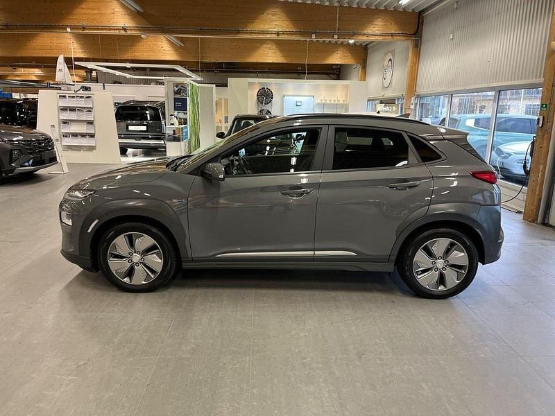 Grå Begagnad 2020 Hyundai Kona Premium SUV | 214 900 kr (Marknadspris) - Bild 1/4