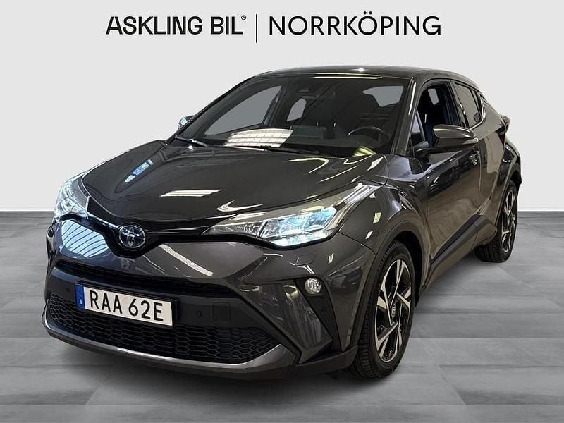 Mörkgrå (grå) Begagnad 2022 Toyota C-HR Edition SUV | 249 000 kr (Marknadspris) - Bild 1/4