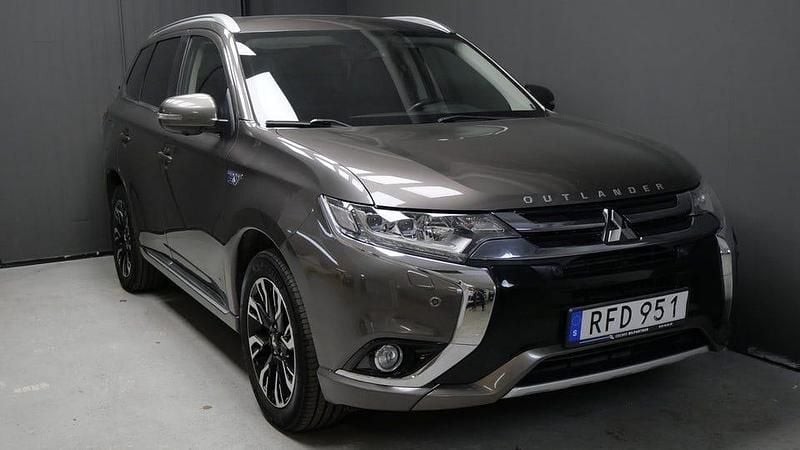 Brun Begagnad 2016 Mitsubishi Outlander SUV | 139 900 kr (Marknadspris) - Bild 1/4