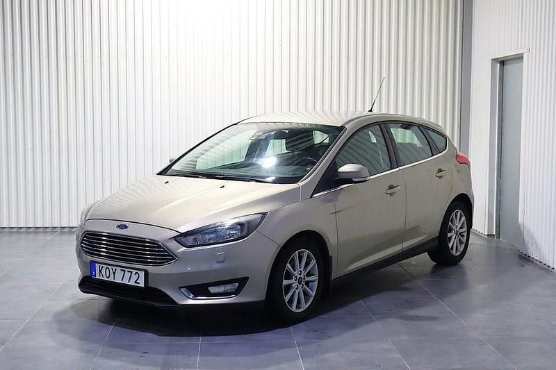 Grå Begagnad 2015 Ford Focus Titanium Halvkombi | 69 900 kr (Marknadspris) - Bild 1/4