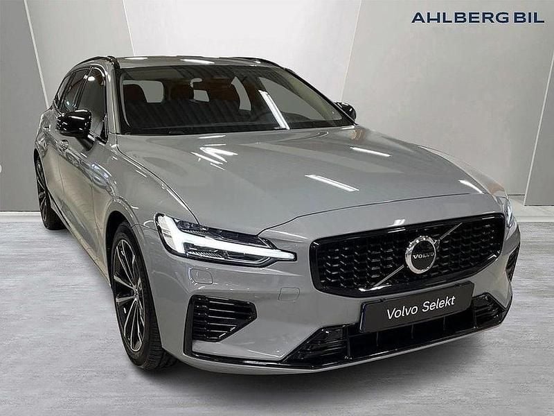 Begagnad Volvo V60 Plus 355 HK (261 kW) 2024 Silver Kombi