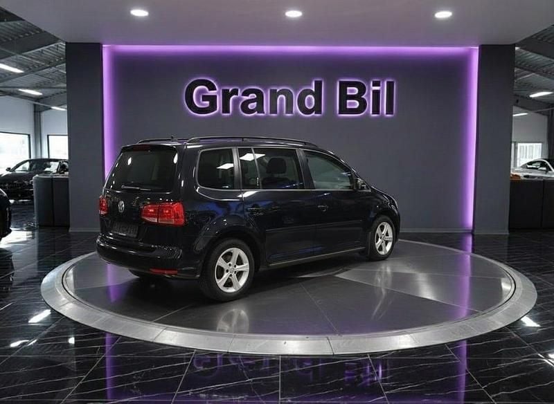 Begagnad VW Touran 140 HK (102 kW) 2012 Svart Minibuss