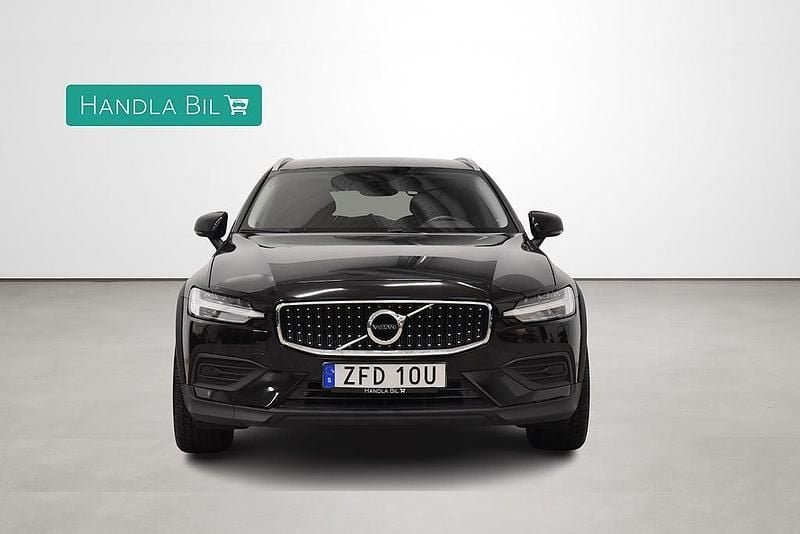Begagnad Volvo V60 CC Momentum 197 HK (144 kW) 2022 Svart Kombi