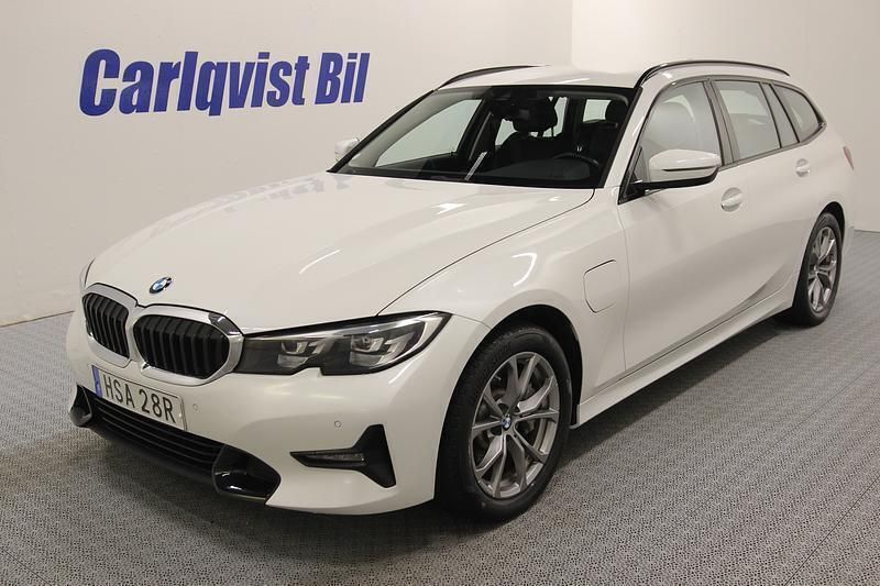 Vit metallic Begagnad 2021 BMW 330 Sport Line Kombi | 299 000 kr (Marknadspris) - Bild 1/4