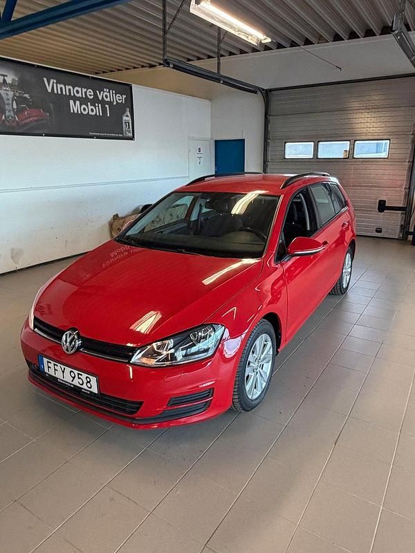 Röd Begagnad 2014 VW Golf VII Kombi | 90 000 kr (Marknadspris) - Bild 1/4