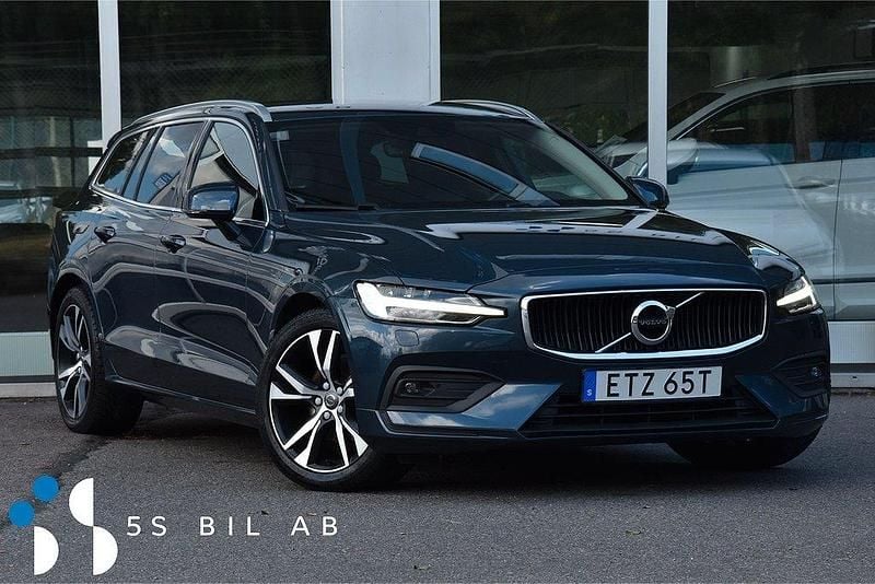 Mörkblå (blå) Begagnad 2021 Volvo V60 Kombi | 274 900 kr (Marknadspris) - Bild 1/4
