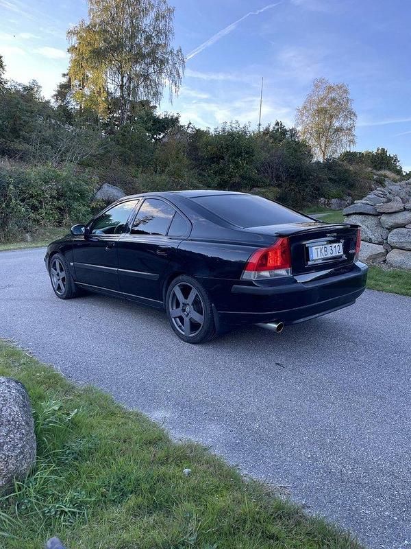 Svart Begagnad 2002 Volvo S60 Sedan | 32 000 kr (Lite dyr) - Bild 1/4