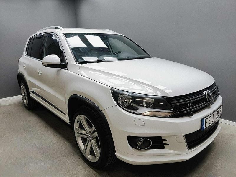 Vit Begagnad 2014 VW Tiguan Sportline SUV | 114 900 kr (Marknadspris) - Bild 1/4