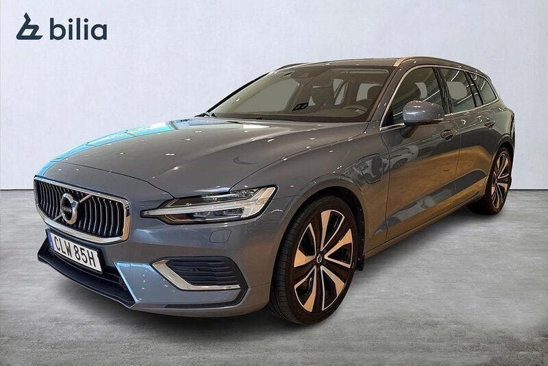Grå Begagnad 2022 Volvo V60 Pro Kombi | 319 900 kr (Marknadspris) - Bild 1/3