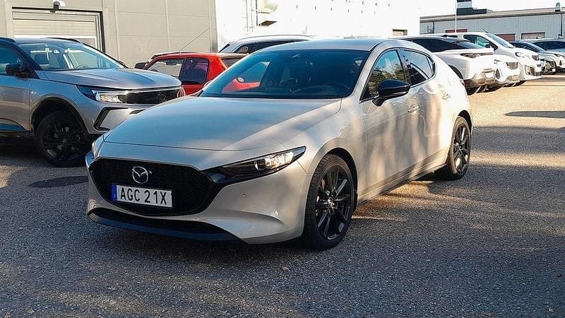 Brun (platinum quartz metallic) Begagnad 2022 Mazda 3 Homura-Line Halvkombi | 219 900 kr (Superpris) - Bild 1/4