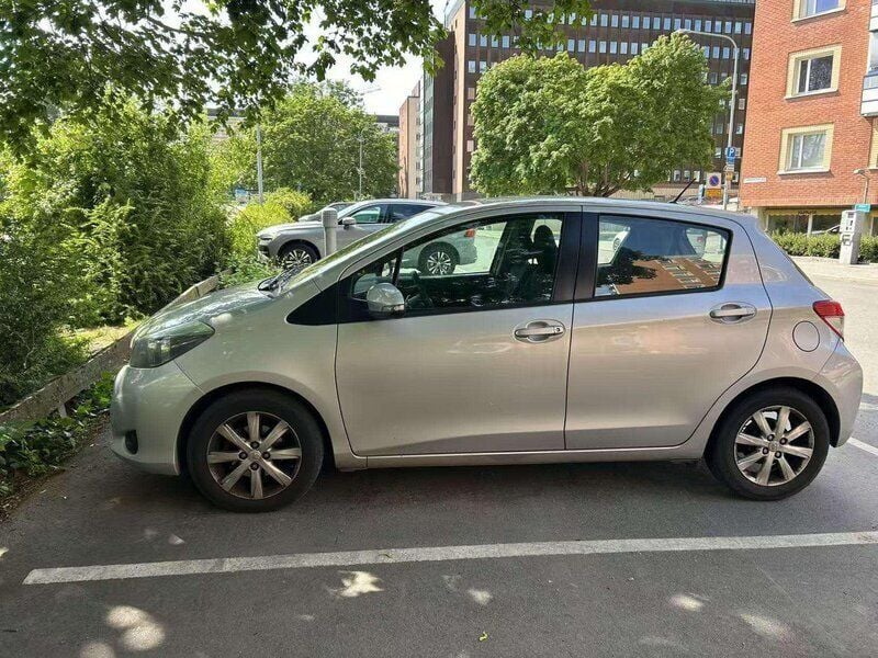 Silver Begagnad 2013 Toyota Yaris Multidrive S Halvkombi | 95 000 kr (Bra pris) - Bild 1/4