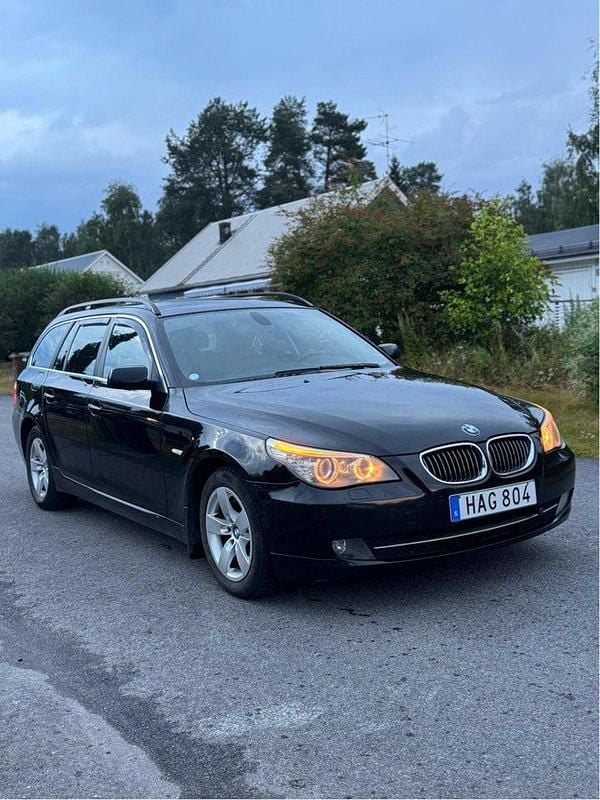 Svart Begagnad 2008 BMW 523 Kombi | 70 000 kr (Marknadspris) - Bild 1/4