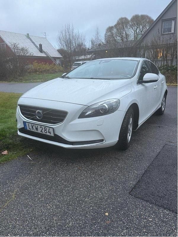 Vit Begagnad 2015 Volvo V40 Halvkombi | 99 000 kr (Marknadspris) - Bild 1/4