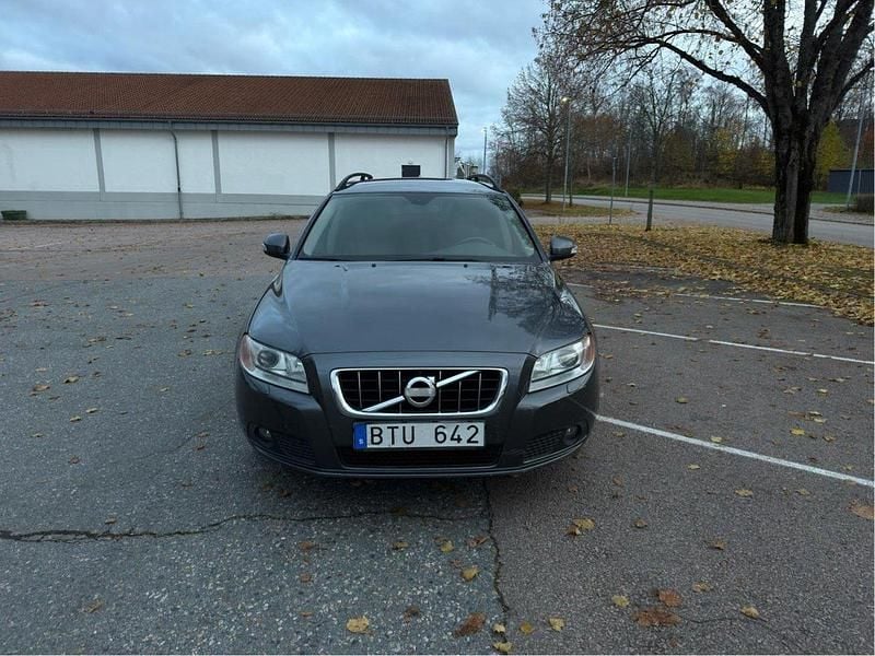Grå Begagnad 2010 Volvo V70 Momentum Kombi | 72 900 kr (Superpris) - Bild 1/4