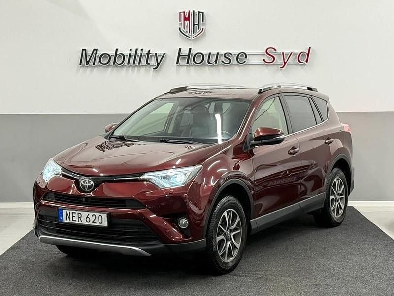 Mörkröd Begagnad 2016 Toyota RAV4 Multidrive S SUV | 159 900 kr (Marknadspris) - Bild 1/4