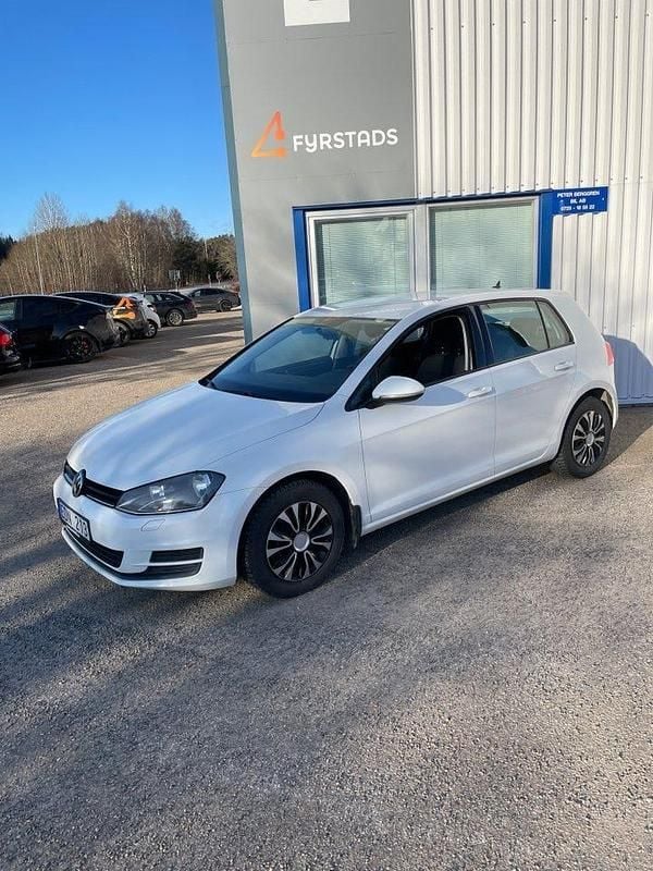 Vit Begagnad 2014 VW Golf VII | 89 000 kr (Marknadspris) - Bild 1/4