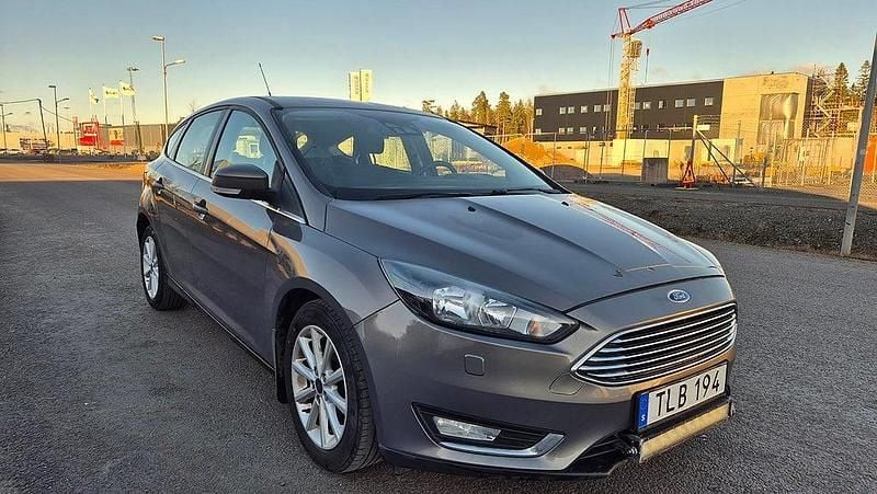 Brun Begagnad 2015 Ford Focus Titanium Halvkombi | 59 900 kr (Marknadspris) - Bild 1/4