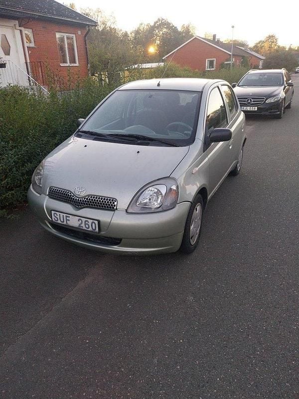Grön Begagnad 2001 Toyota Yaris Halvkombi | 14 999 kr (Bra pris) - Bild 1/4