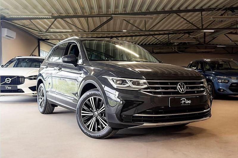Grå Begagnad 2021 VW Tiguan Elegance SUV | 217 800 kr (Marknadspris) - Bild 1/4