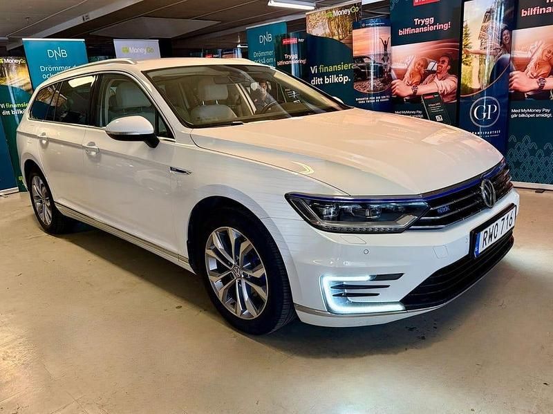 Vit Begagnad 2018 VW Passat GTE Kombi | 169 900 kr (Marknadspris) - Bild 1/4