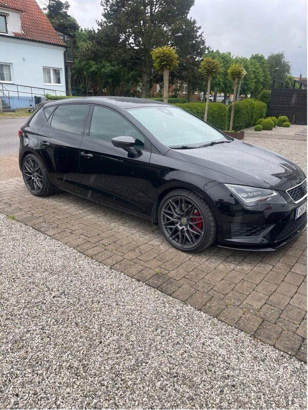 Svart Begagnad 2015 Cupra Leon Halvkombi | 190 000 kr (Marknadspris) - Bild 1/4
