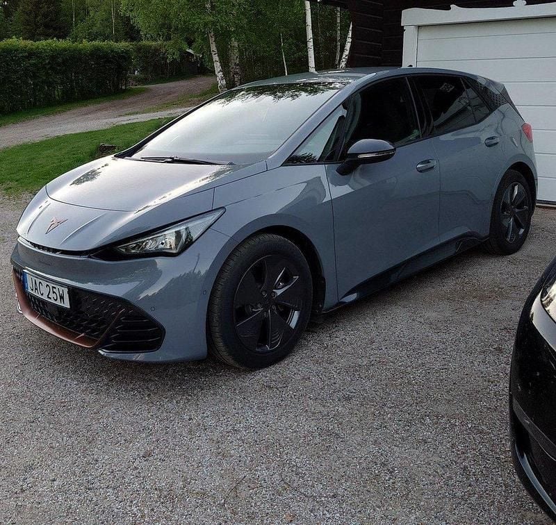 Grå Begagnad 2022 Cupra Born Halvkombi | 239 000 kr (Bra pris) - Bild 1/3