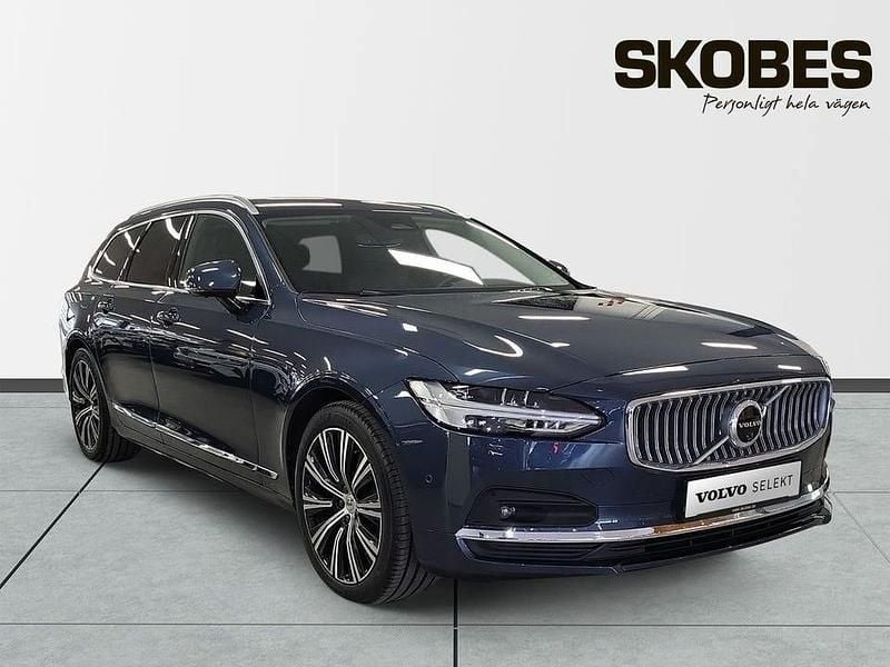 Blå Begagnad 2024 Volvo V90 Plus Kombi | 389 600 kr (Superpris) - Bild 1/4