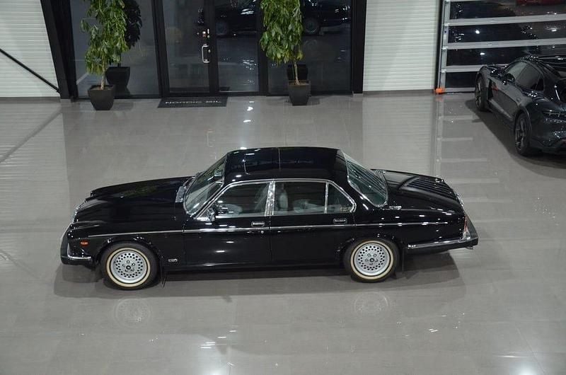 Svart Begagnad 1986 Daimler Sovereign Sedan | 109 900 kr - Bild 1/4