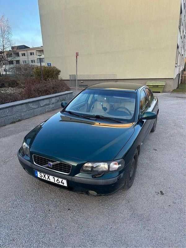 Grön Begagnad 2002 Volvo S60 Sedan | 8 800 kr (Superpris) - Bild 1/4