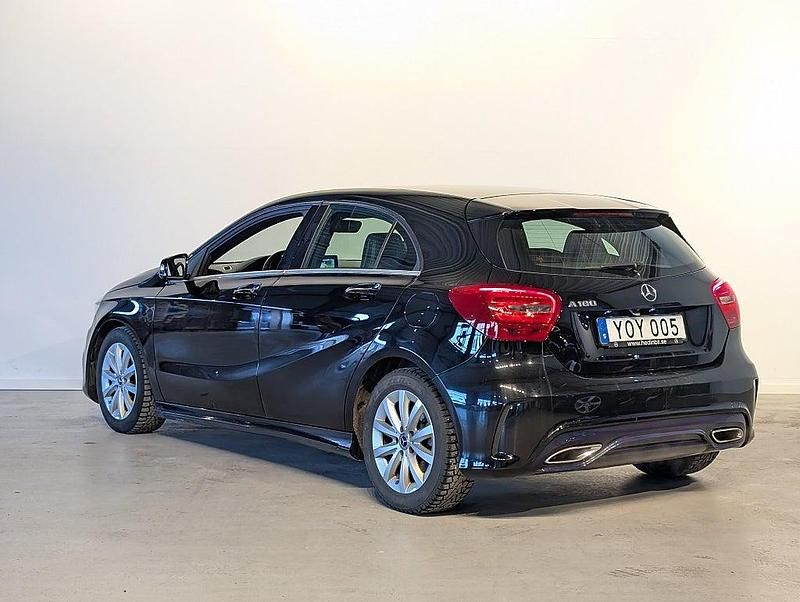 Begagnad Mercedes A180 Style 122 HK (89 kW) 2017 Svart Halvkombi