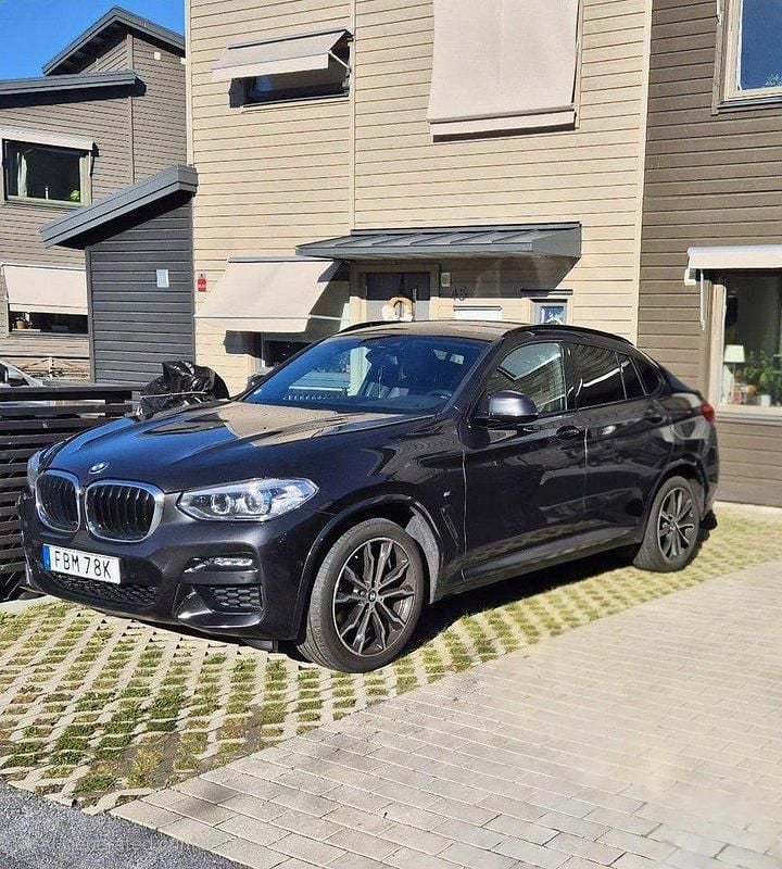 Grå Begagnad 2020 BMW X4 M Sport SUV | 399 700 kr (Marknadspris) - Bild 1/4