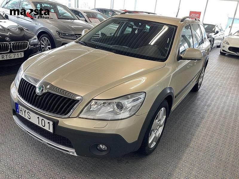 Begagnad Skoda Octavia Scout 140 HK (102 kW) 2011 Brun Kombi