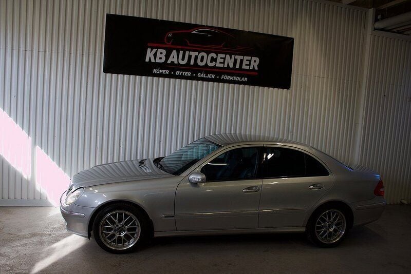 Begagnad Mercedes E320 Avantgarde 224 HK (164 kW) 2002 Ljusgrå (silver) Sedan