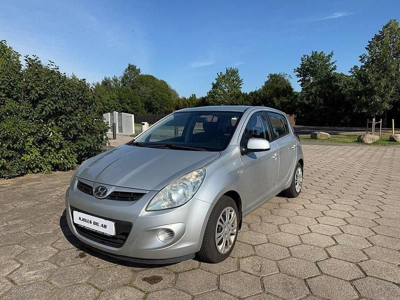 Silver Begagnad 2009 Hyundai i20 Select Halvkombi | 71 800 kr (Marknadspris) - Bild 1/4