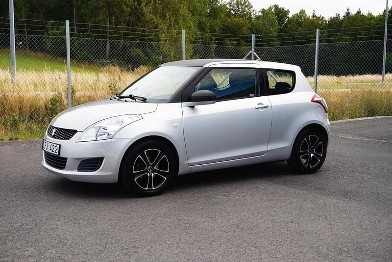 Grå Begagnad 2012 Suzuki Swift Halvkombi | 64 900 kr (Marknadspris) - Bild 1/4