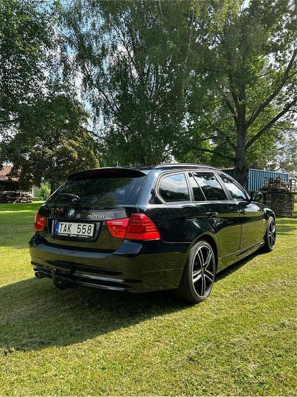 Svart Begagnad 2012 BMW 320 Kombi | 135 000 kr (Lite dyr) - Bild 1/4