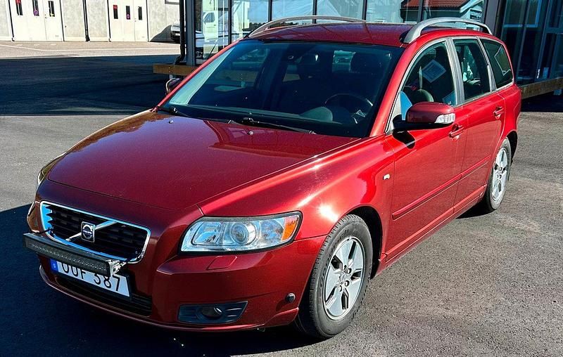 Röd Begagnad 2009 Volvo V50 Momentum Kombi | 39 900 kr (Marknadspris) - Bild 1/4