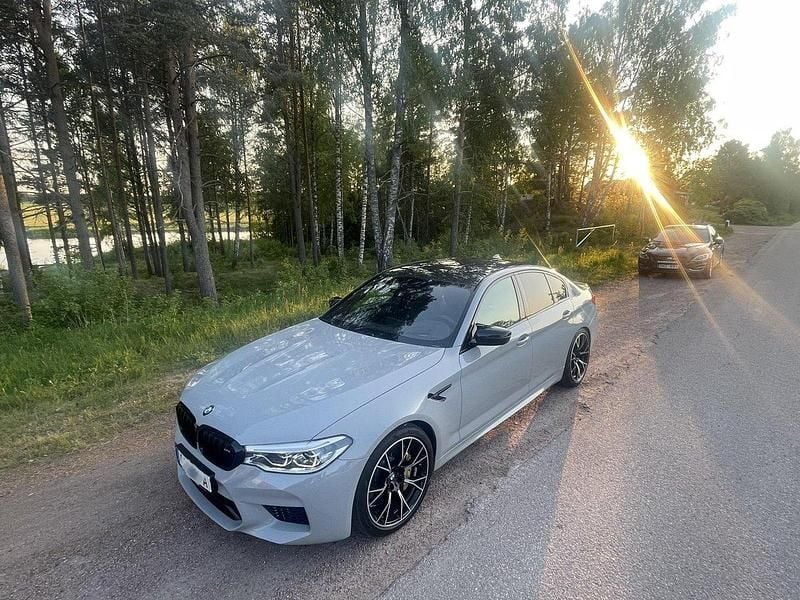 Grå Begagnad 2020 BMW M5 Competition Edition Sedan | 899 000 kr (Bra pris) - Bild 1/4