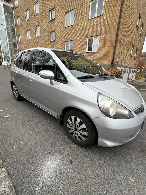 Silver Begagnad 2005 Honda Jazz Halvkombi | 18 000 kr (Marknadspris) - Bild 1/4